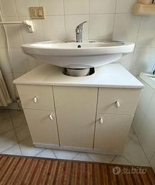 bagno sanitari in ceramica con mobile e specchio