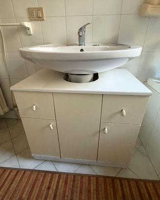 bagno sanitari in ceramica con mobile e specchio