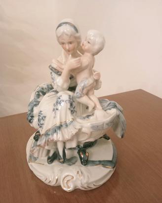 Statuina in porcellana Capodimonte madre e bambino