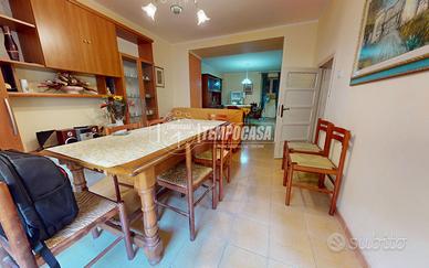 VIA GRANDE CON CORTILE