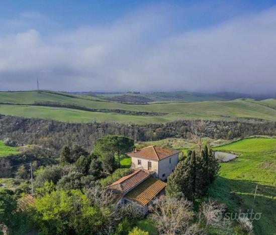 Cascina splendidamente situata sopra le Crete sene