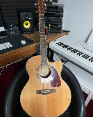 Chitarra acustica amplificata
