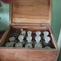 Contenitore antica farmacia con bottigline