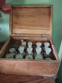 Contenitore antica farmacia con bottigline