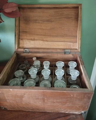 Contenitore antica farmacia con bottigline