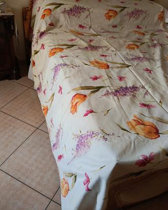 copriletto con cuscini  tappezzeria x cameretta 