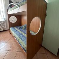 cameretta con due letti e gradini contenitori 