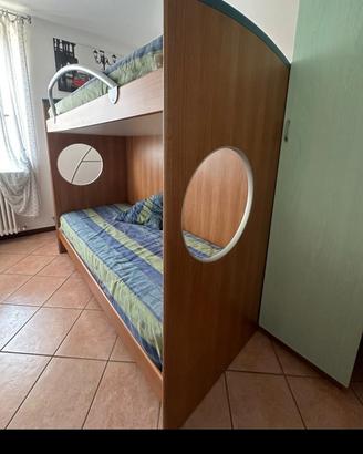 cameretta con due letti e gradini contenitori 