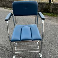 Sedia per anziani con rotelle e contenitore