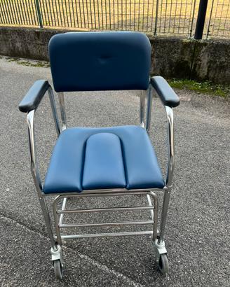 Sedia per anziani con rotelle e contenitore