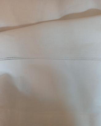 tendaggio bianco con orlo a giorno