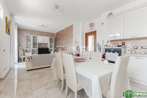 VILLA INDIPENDENTE SU UN PIANO CON GIARDINO E TAVE