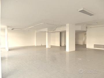 Ufficio open space con archivio