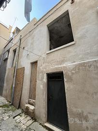 Ab. indipendente da ristrutturare con cantinola