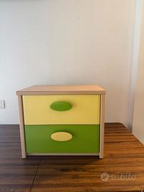 Comodino con cassetti in legno
