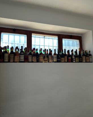 Vechie bottiglie di vino per collezionisti