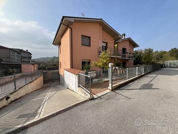Soluzione con ingresso indipendente, box e corte