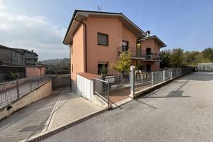 Soluzione con ingresso indipendente, box e corte