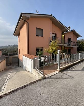 Soluzione con ingresso indipendente, box e corte