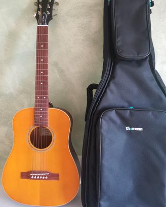 Chitarra acustica da viaggio 