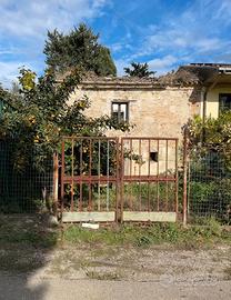 Casa rustica con terreno edificabile