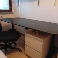 scrivania più sedia e mobiletto contenitore 