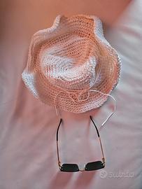 cappello e occhiali da sole neri