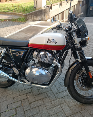 Royal Enfield Interceptor 650-Moto Guzzi V85