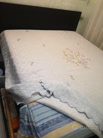 Letto matrimoniale con cassettoni. 