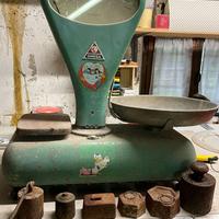 Bilancia antica compresa di pesi