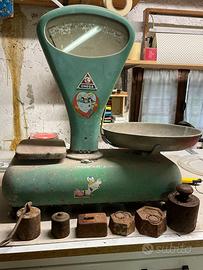 Bilancia antica compresa di pesi