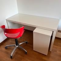 Scrivania con sedia
