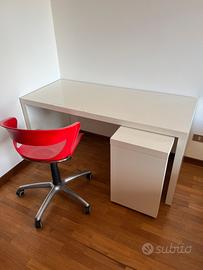 Scrivania con sedia
