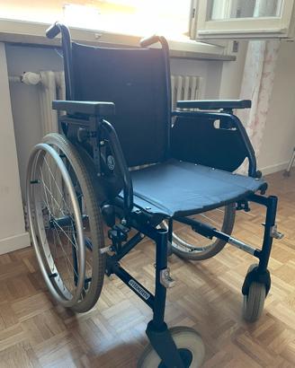 Sedia a rotelle con cuscino antidecubito