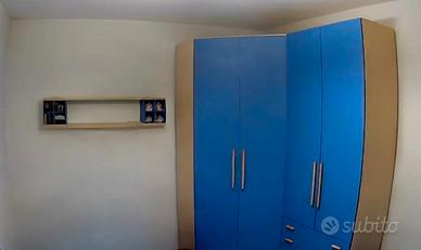 Stanza completa 2 Armadi, letto, comodino, mensola
