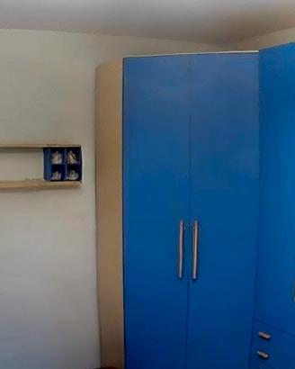 Stanza completa 2 Armadi, letto, comodino, mensola