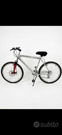 Mountain bike con forcella amm e freno a disco