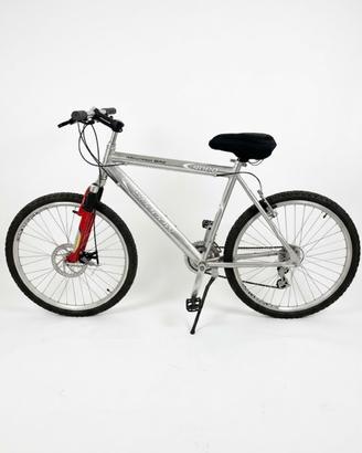 Mountain bike con forcella amm e freno a disco