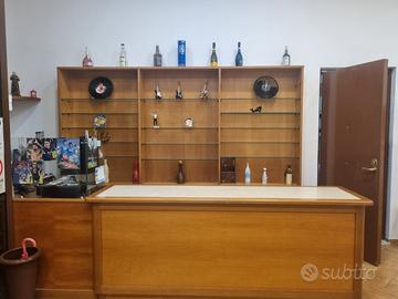 Bancone, scaffali e mensole