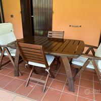 Tavolo e sedie giardino legno