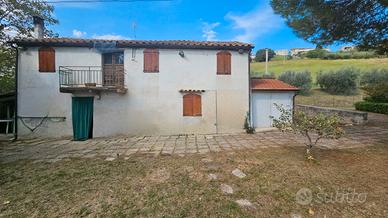 Casolare di campagna con ampio giardino