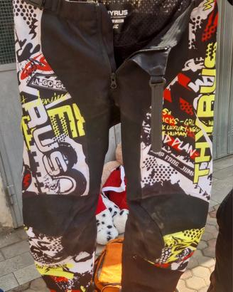 pantalone e guanti per moto cross