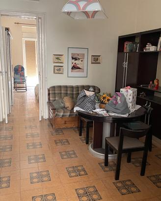 soggiorno+ salotto con tavolo e sedie 