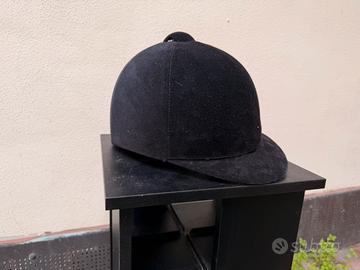 Cap da equitazione e speroni