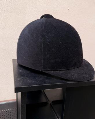 Cap da equitazione e speroni