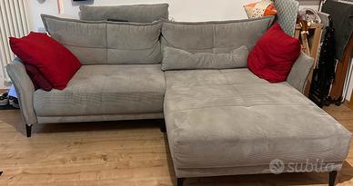 Divano grigio con due cuscini Misure 251x179