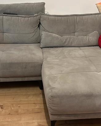 Divano grigio con due cuscini Misure 251x179