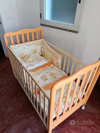 Culla neonato completa di materasso e lenzuola.