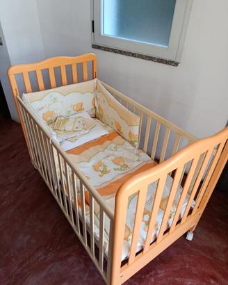 Culla neonato completa di materasso e lenzuola.