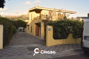 Solanas. Villetta bilivelli, cortile e depandance